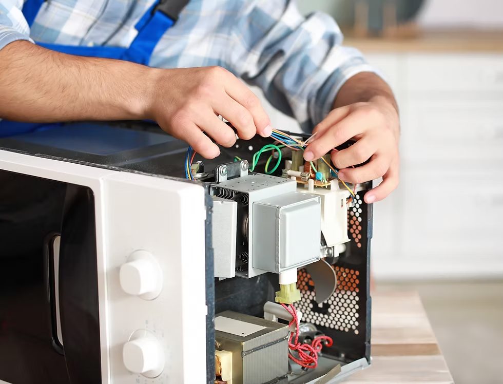 Técnico reparando un horno microondas en Córdoba